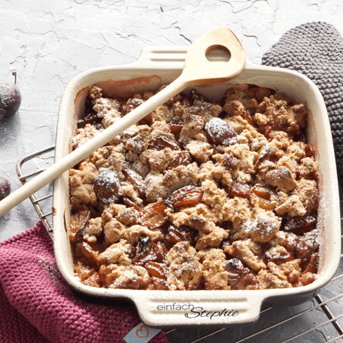 Zwetschgen-Crumble mit Dinkelstreuseln und Paranuss